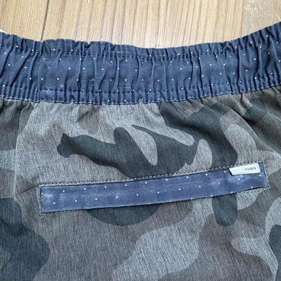 Vuori Banks Shorts Mens Unlined Gray Camo V Cycled 4 Way Stretch Gym Workout - Picture 6 of 6